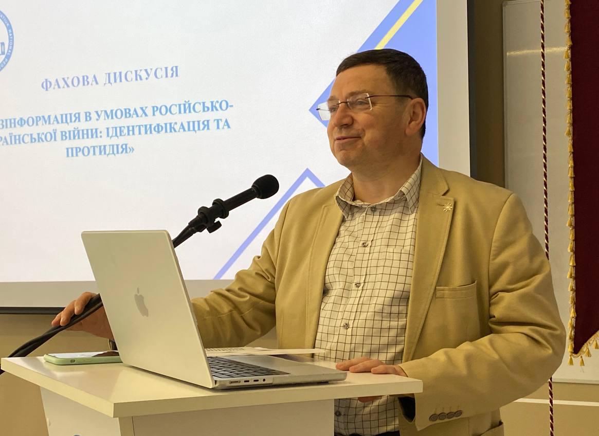 Професор Богдан Буяк, ректор ТНПУ виступає зі вступним словом.